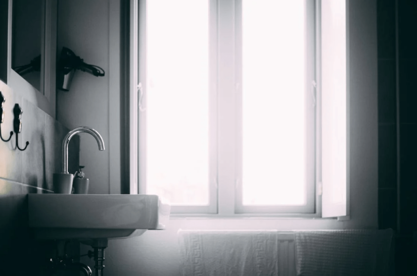 Funkcjonalna łazienka w nowoczesnym stylu – jakie elementy warto uwzględnić?